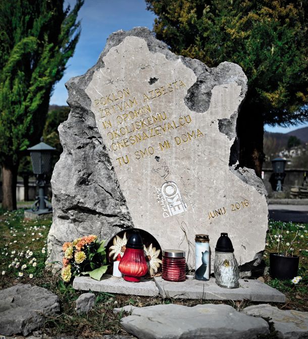 Ljudje iz Anhovega so svojcem, umrlim zaradi azbesta, na kanalskem pokopališču postavili obeležje – pomenljivo, na dan državnosti, 25. junija 2016.