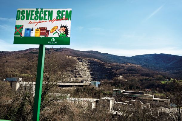 Salonit osnovno surovino za proizvodnjo cementa pridobiva v lokalnem kamnolomu, katerega površino lahko, skladno z dovoljenjem Arsa, podvoji na skoraj kvadratni kilometer. 