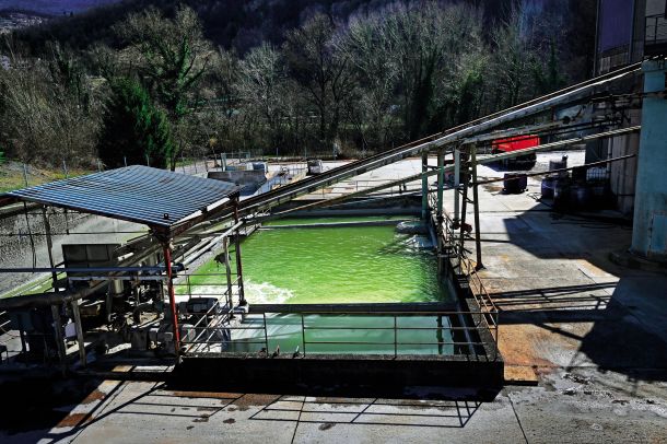 Industrijska čistilna naprava, pod katero potekajo vodovodne cevi s pitno vodo. 