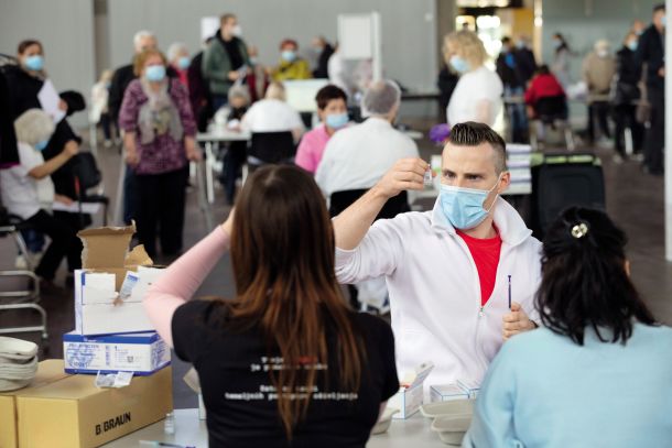 Cepljenje na ljubljanskem Gospodarskem razstavišču, pristojni pravijo, da bi morali dnevno cepiti več ljudi, a v Ljubljani ne dobijo dovolj cepiva