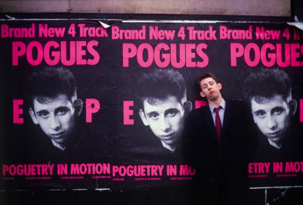 Par rund s Shanom MacGowanom portretira nekdanjega hedonističnega frontmana benda The Pogues, ki ničesar ne obžaluje – ne viskija ne heroina, še tega ne, da je pristal na vozičku, kaj šele tega, da so ga vrgli iz benda.