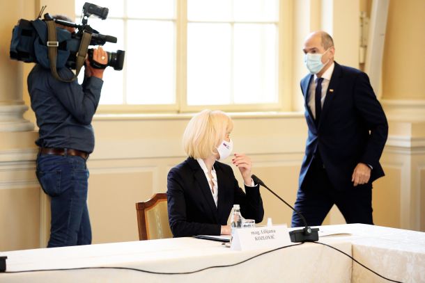 Pravosodna ministrica Lilijana Kozlovič se je predsedniku vlade uprla. Janša se je znesel nad njo, Počivalšek je ni zaščitil.