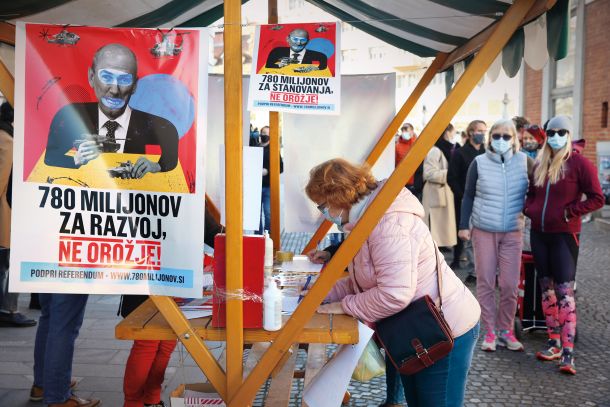 Nakupu orožja nasprotuje veliko ljudi, a vladi je vseeno