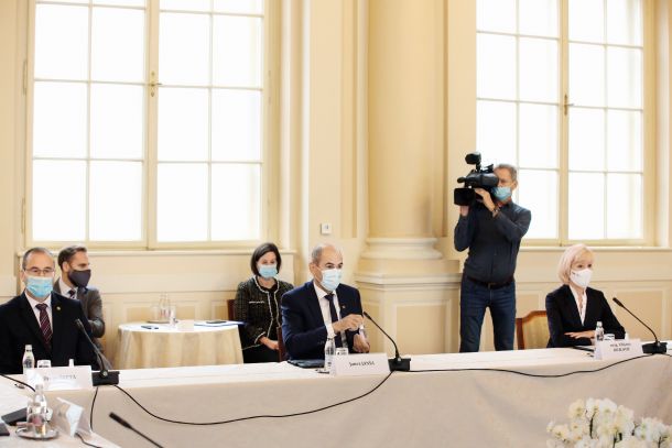 Generalni državni tožilec Drago Šketa, premier Janez Janša in pravosodna ministrica Lilijana Kozlovič na pogovorih o »problematičnem pravosodju« pri predsedniku republike Borutu Pahorju. 