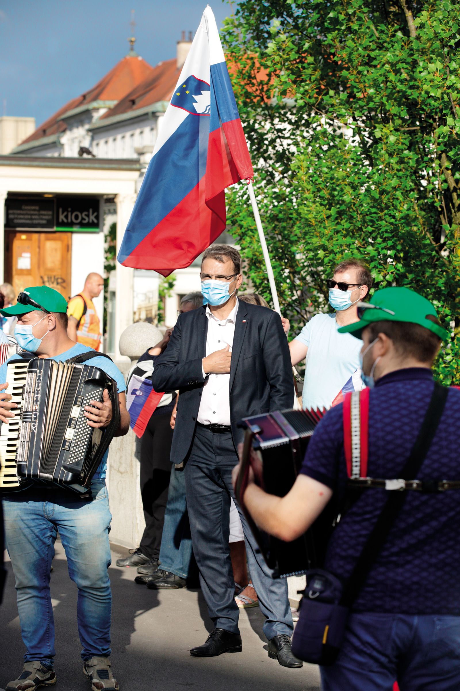Marjan Podobnik na protestih v podporo vladi Janeza Janše. Pri lobiranju za zaščitno opremo je deloval, kot naj bi sam zapisal v elektronskem sporočilu, po navodilu Janeza Janše.