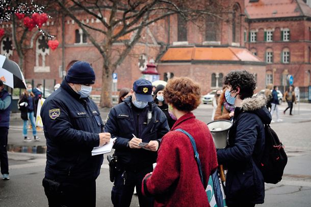 Policijski postopek zoper mariborske dijake, ki so zahtevali normalizacijo izobraževalnega procesa in odprtje šol, ki se je zaključil z globami v višini 400 evrov za polnoletne dijake in pozivi na obravnavo pred sodiščem za mladoletne. 