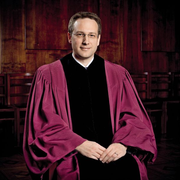 Ustavni sodnik, ki želi, da se ga naslavlja kot prof. ddr. Klemen Jaklič (Oxford ZK, Harvard ZDA)