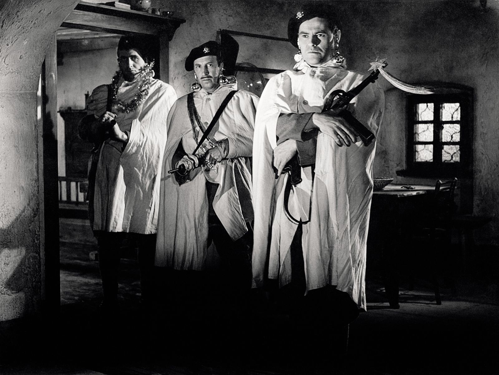 Temnikar je star, siv in sam, v rokah ima le sekiro, belogardisti Boltežar (Polde Bibič), Gašper (Lojze Rozman) in Miha (Maks Bajc) pa so trije, mladi in dobro oboroženi.