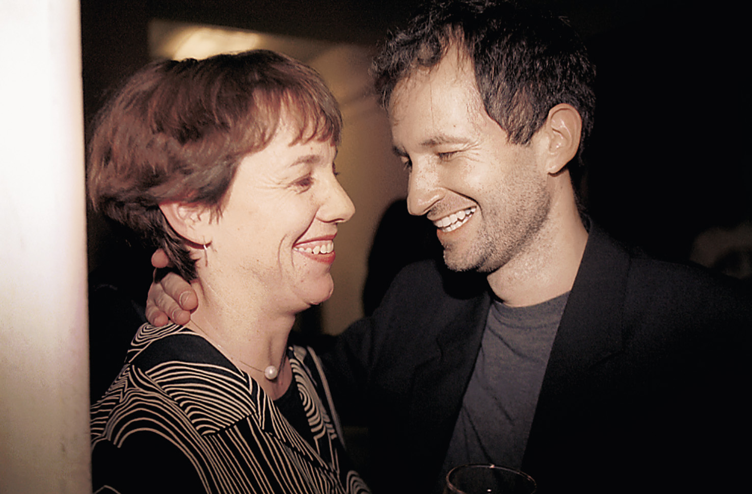 Erica Johnson Debeljak je v devetdesetih za seboj pustila dotedanje življenje v ZDA in svoji veliki ljubezni, pesniku Alešu Debeljaku, sledila v Slovenijo. V harmoničnem zakonu so se jima rodili trije otroci, a je družinsko idilo leta 2016 presekala Debeljakova prezgodnja smrt.