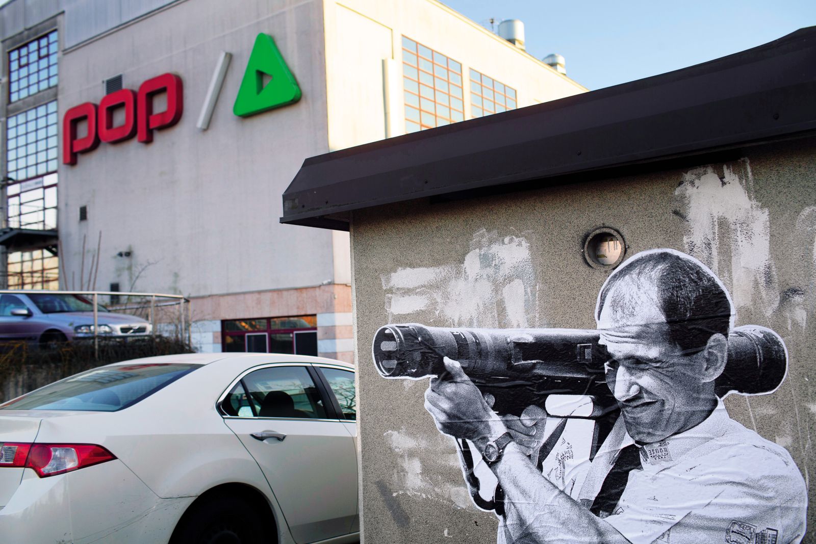 Napad Janeza Janše z ročnim minometom na POP TV. Fototapeta neznanega umetnika, originalna fotografija Janše je iz leta 1991, avtor Srdjan Živulović. | Željko Stevanić