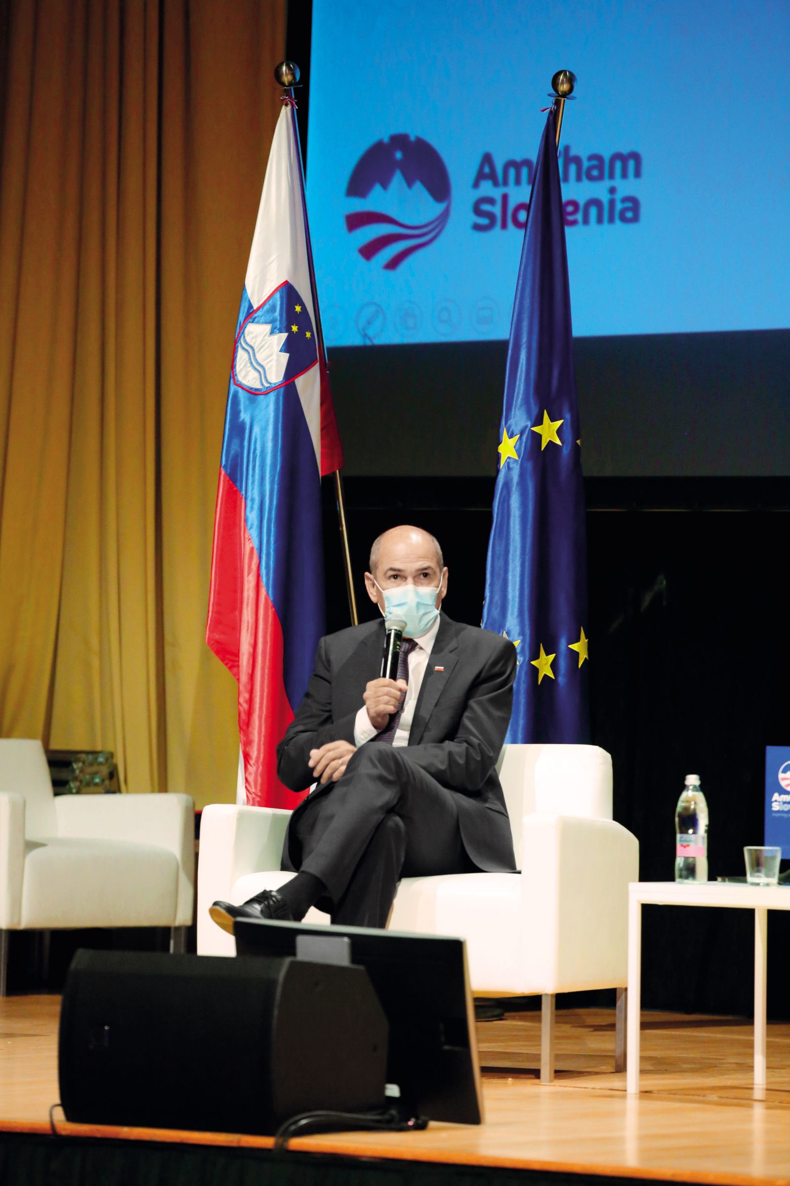 Sožitje med Janševo vlado in lobističnimi organizacijami kapitala je očitno. Na poslovnem zajtrku ameriške gospodarske zbornice AmCham je premier s svojimi napovedmi »reform« v prid najbogatejšim po poročanju Nove 24 »požel aplavz občinstva«. Na dogodkih slovenskih sindikatov pa Janše ne boste zasledili. 29. september 2020