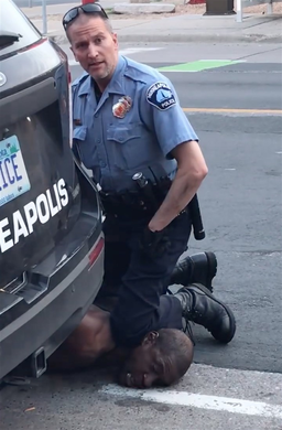 Slika policista, ki kleči na vratu Georgea Floyda, ki je obkrožila svet