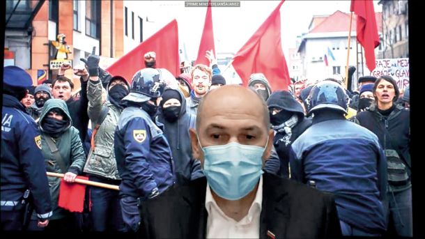 Med javljanjem v Bruselj je Janez Janša predvajal tudi utrinke iz arzenala manipulacij: demonstracije civilne družbe, ki je leta 2016 preprečila nacionalističnim demonstrantom, da bi napadli azilni dom na Kotnikovi, naslovnice Mladine (ki redno gostujejo v galerijah in na razstavah po Evropi) in fotografijo »globoke države« na državni proslavi (Milan Kučan že skoraj 19 let ni predsednik, Branko Masleša že pet let ne vodi vrhovnega sodišča, Janez Stanovnik pa je lani umrl).