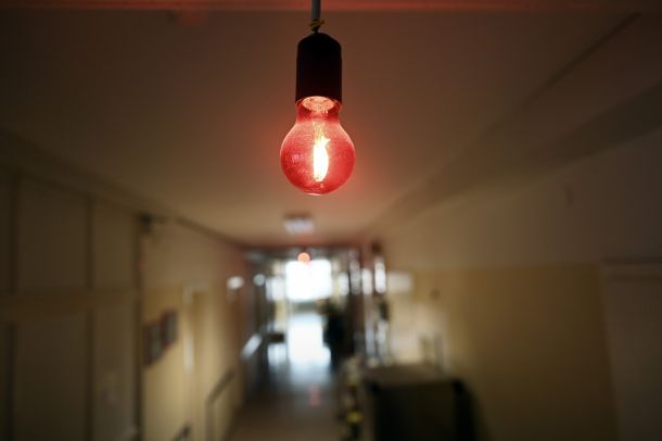 Rdeče luči na hodnikih opozarjajo na navzočnost bolnika s covid-19. Prižgejo jih ob premikanju bolnikov med oddelki. 