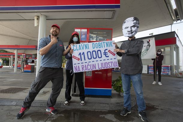 Na bencinskem servisu največjega naftnega trgovca Petrol ob Tivolski cesti v središču Ljubljane je danes popoldne potekal manjši protest, v katerem je sodelovalo tudi nekaj znanih obrazov rednih petkovih protestov v prestolnici. Razlog je bil nakup večjega paketa delnic Petrola, ki ga je izvedel minister za okolje Andrej Vizjak.