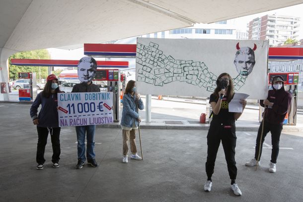 Na bencinskem servisu največjega naftnega trgovca Petrol ob Tivolski cesti v središču Ljubljane je danes popoldne potekal manjši protest, v katerem je sodelovalo tudi nekaj znanih obrazov rednih petkovih protestov v prestolnici. Razlog je bil nakup večjega paketa delnic Petrola, ki ga je izvedel minister za okolje Andrej Vizjak.