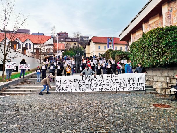 Protest staršev in otrok v Trbovljah