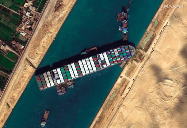 Ujeta kontejnerska velikanka sredi Sueškega prekopa 