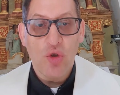 Župnik priporoča, da cerkvi darujete toliko, da vas vsaj malo zaboli