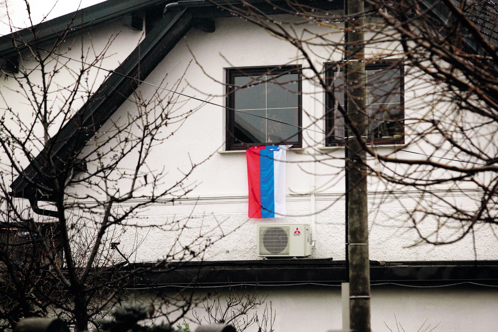 Mojca Škrinjar, predsednica pedagoške sekcije VSO, si že dolgo prizadeva, da bi bilo v slovenskih šolah več domoljubja. Morda ima prav in je to res potrebno, pred leti je sama na hiši narobe obesila slovensko zastavo. Kadar ta visi navpično, si morajo, gledano od spredaj, z leve proti desni barvni pasovi slediti v zaporedju: beli, modri, rdeči.