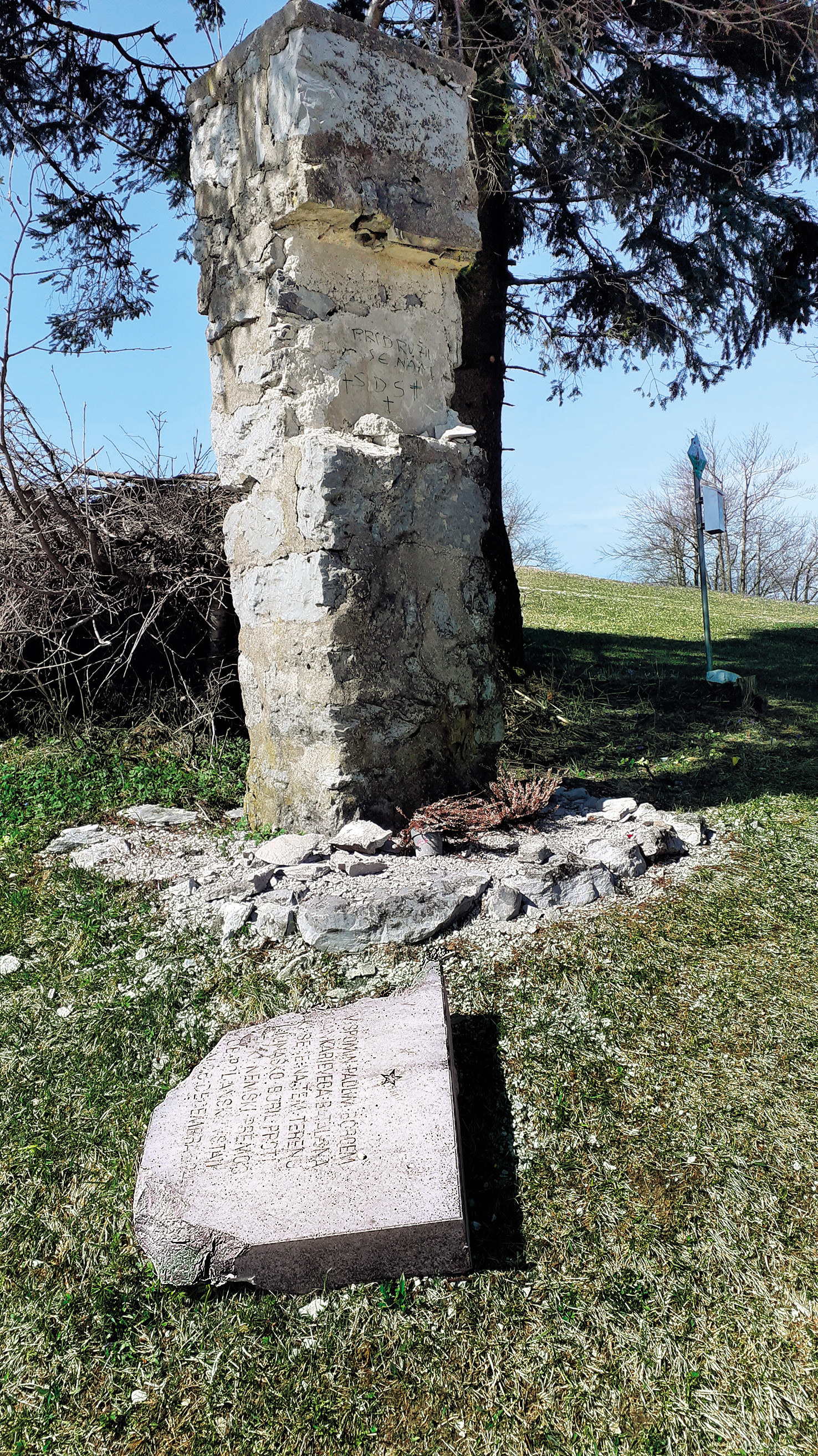 Pohodniki so na velikonočni ponedeljek spominsko ploščo našli nedaleč od partizanskega znamenja, ležala je na tleh, razbita.