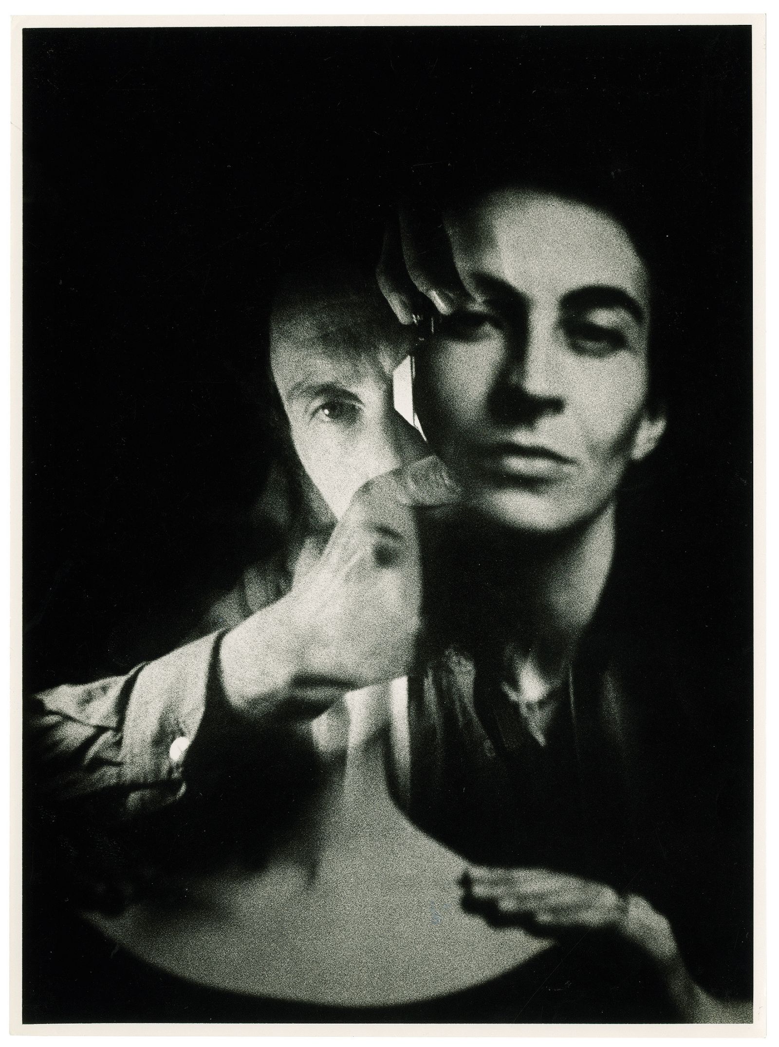 Ženski portret in avtoportret iz leta 1983. Prav pri avtoportretih je Dolenc rad eksperimentiral in uporabil različne fotografske postopke.