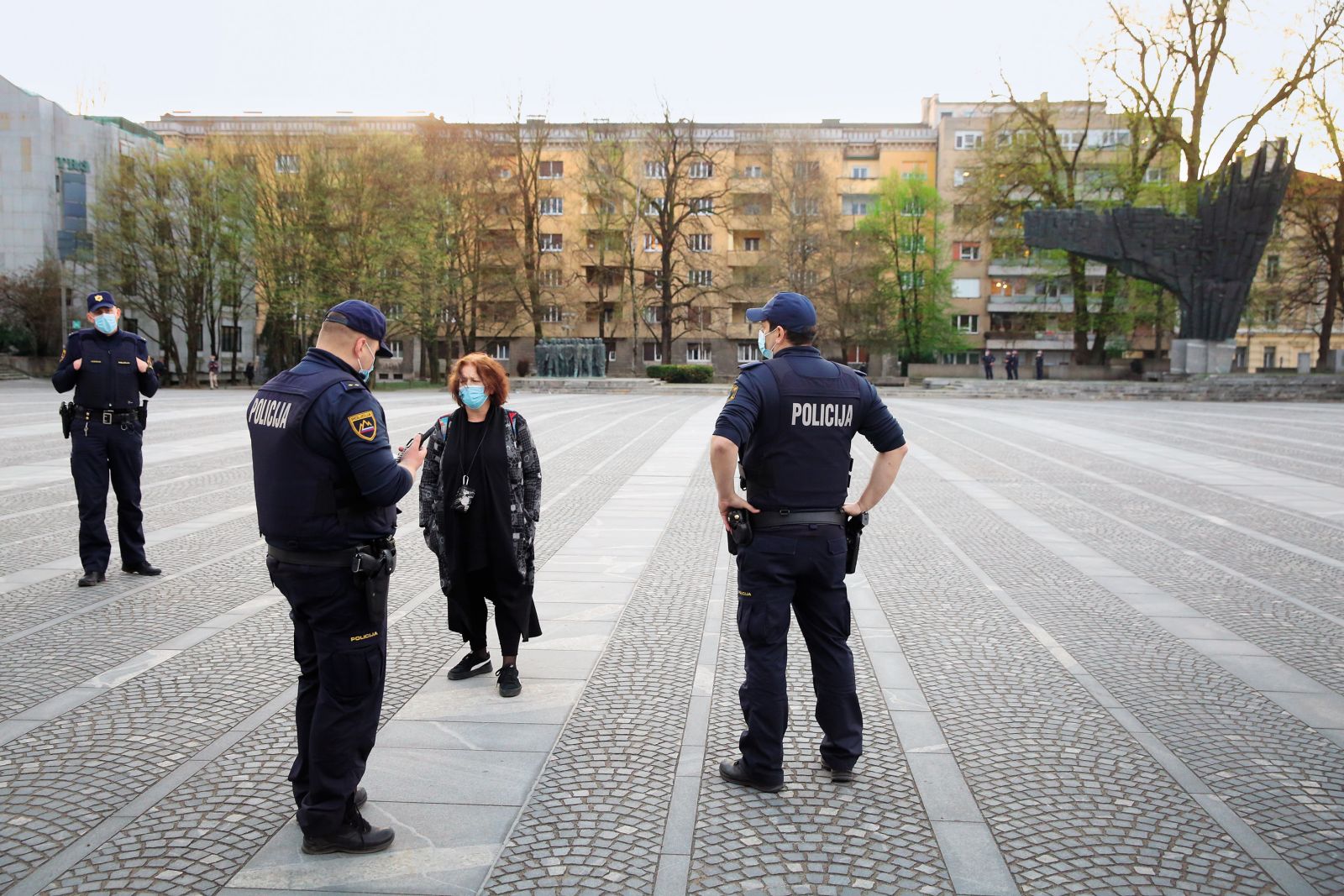 Ob petkih je za policijsko kaznovanje dovolj že, če se proti večeru sami, brez transparentov, sprehodite po Trgu republike | Borut Krajnc