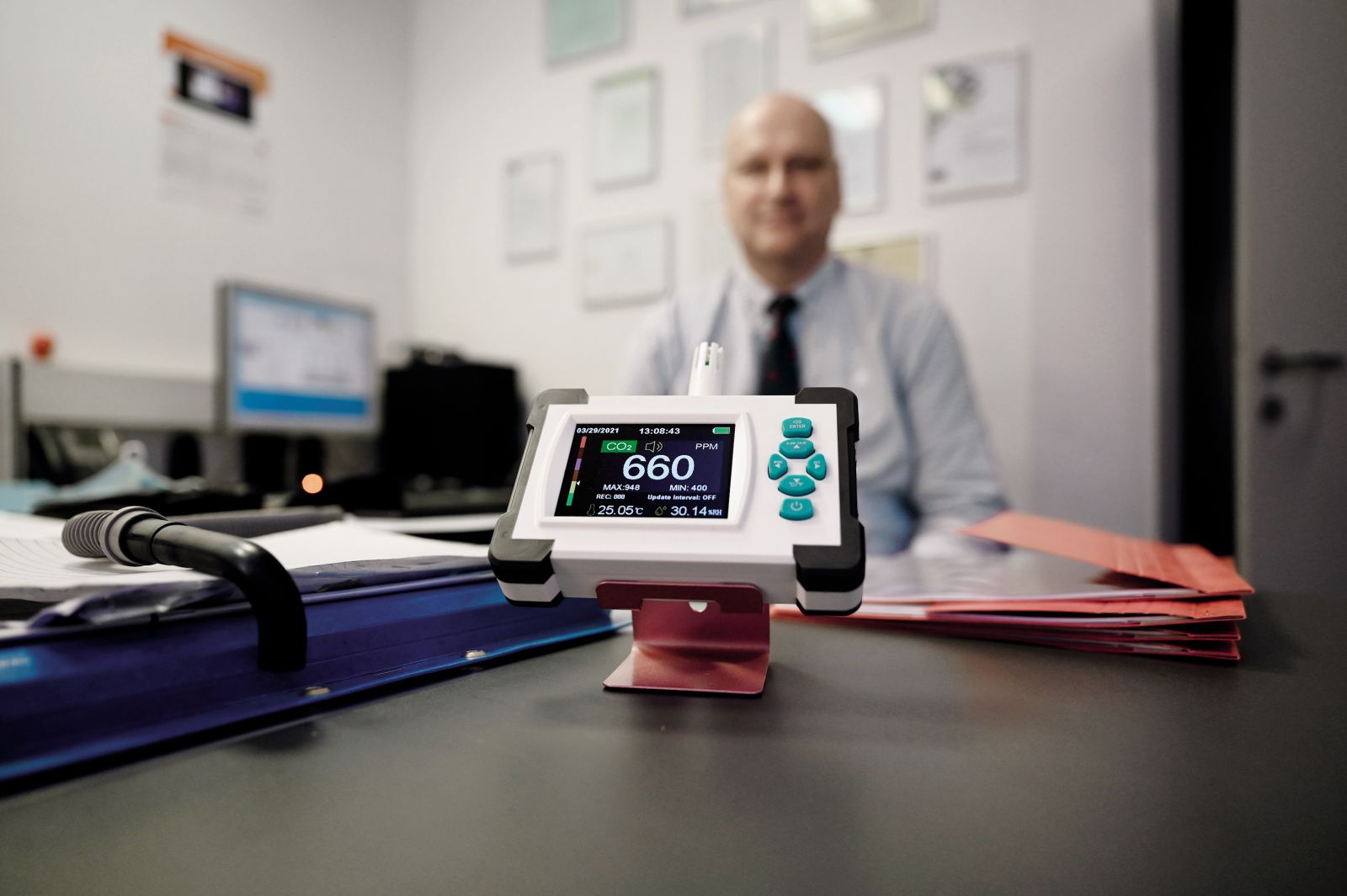 Merilnik CO2 v pisarni Mitje Lenassija, ki kaže na odličen zrak v zaprtem prostoru (660 ppm).