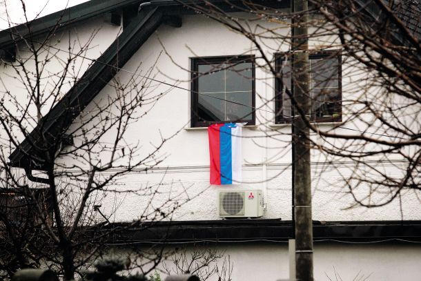 Mojca Škrinjar, predsednica pedagoške sekcije VSO, si že dolgo prizadeva, da bi bilo v slovenskih šolah več domoljubja. Morda ima prav in je to res potrebno, pred leti je sama na hiši narobe obesila slovensko zastavo. Kadar ta visi navpično, si morajo, gledano od spredaj, z leve proti desni barvni pasovi slediti v zaporedju: beli, modri, rdeči.