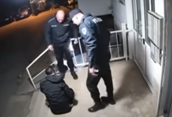 VIDEO: Policijsko nasilje zaradi kršenja policijske ure