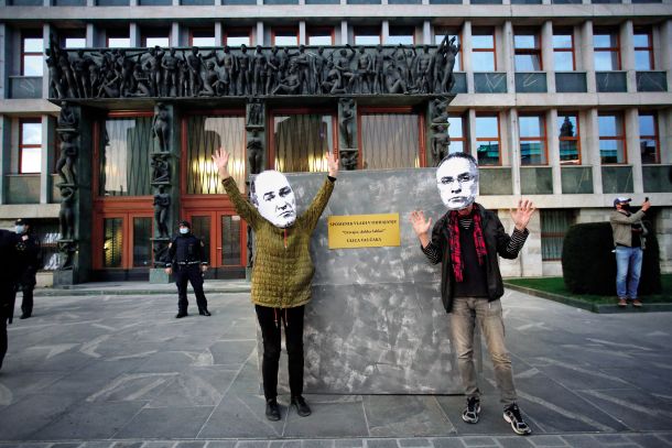 Spomenik petkovih protestnikov vladi v odhajanju: Granitna kocka. 