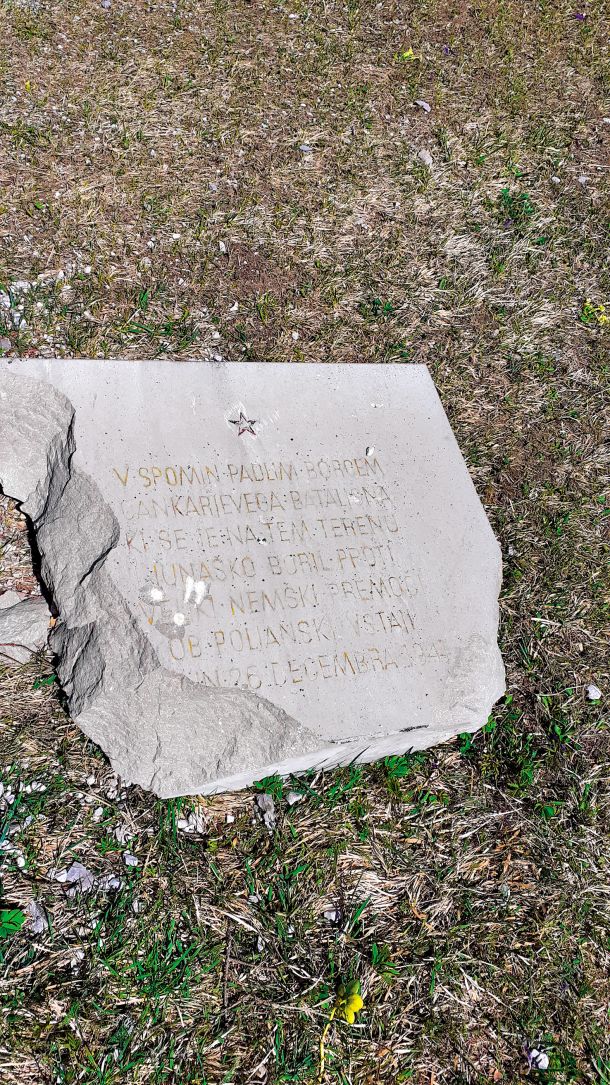 Napis na razbiti plošči je govoril o borcih Cankarjevega bataljona, ki so se na Pasji ravni konec decembra 1941 spopadli z Nemci. 