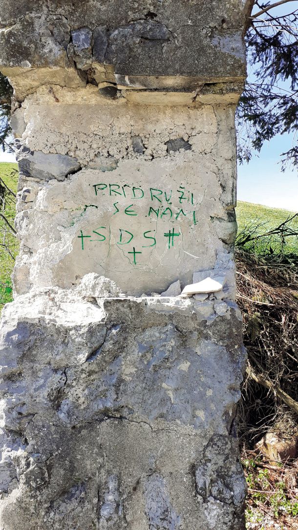 Na mesto, kjer je bila prej plošča, je neznanec napisal: »Pridružite se nam-SDS.« Kasneje naj bi bil nekdo poskušal napis odstraniti. To mu je dokaj dobro uspelo.