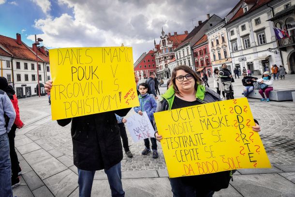 Miroljuben shod, na katerem so večinoma starši in učitelji zahtevali odprtje šol in normalizacijo izobraževalnega procesa. 