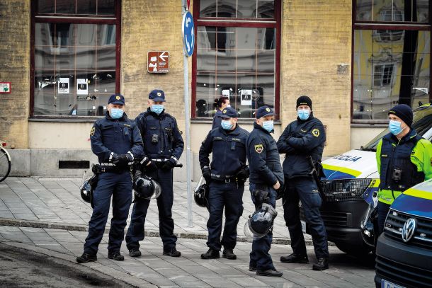 Policisti so shod v Mariboru zgolj opazovali. In snemali. Ena imed kamer je na prsih policista na desni.