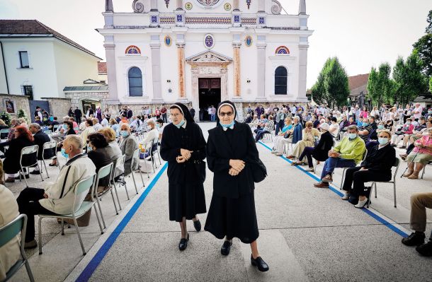 Katoliška cerkev je lani poravnala 4000 evrov visoko globo zaradi množičnega romanja na Brezje. Bo kaznovana tudi tokrat? 