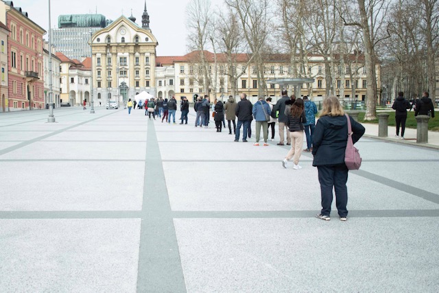 FOTO: Dolga vrsta za testiranje na Kongresnem trgu