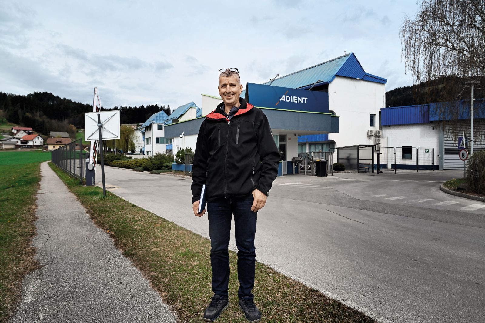 „K nam so preselili proizvodnjo iz Nemčije, Francije, zdaj jo od nas selijo. Ta vizija lastnikov po več in več se bo enkrat ustavila, do takrat pa bodo selili,“ pravi Bojan Rošek, predsednik sindikata v slovenjgraškem podjetju v lasti multinacionalke Adient, največje  svetovne proizvajalke avtomobilskih sedežev. 