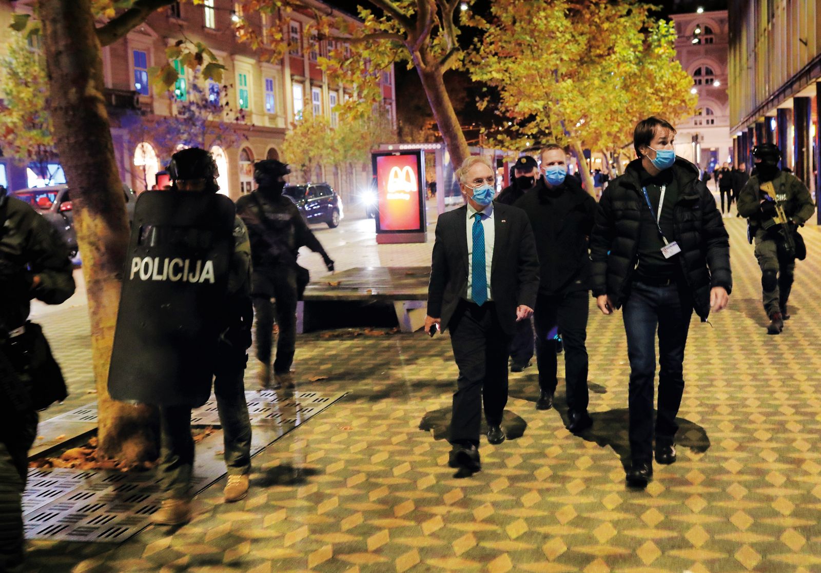 Minister za notranje zadeve Aleš Hojs ni obiskal nobenega od miroljubnih protivladnih shodov, pač pa le edinega nasilnega, ki se ni zgodil v organizaciji petkovih kolesarskih protestnikov. In tja je odšel v spremstvu specialne policijske enote, katere pripadniki so v rokah držali avtomatsko strelno orožje.