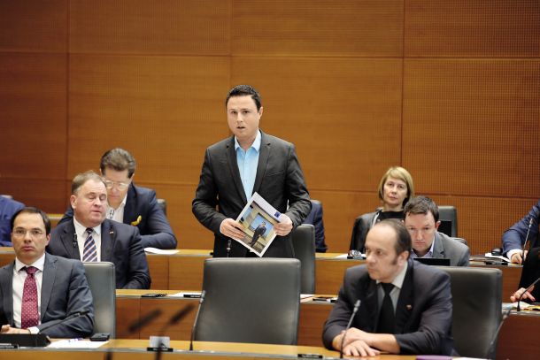 Žan Mahnič, nekdanji poslanec SDS, šef njihovega podmladka je danes državni sekretar za nacionalno varnost, zaposlen v kabinetu predsednika vlade (na fotografiji z Mladino v roki) 