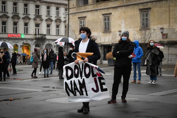 Dijak Matic s transparentom na mariborskem protestu