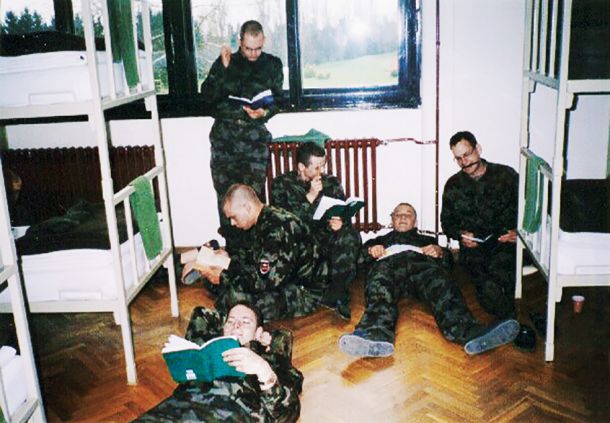 Ena izmed zadnjih generacij vojaških nabornikov /