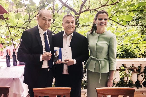 Fotograﬁja, ki jo je Janez Janša objavil na svojem Twitter proﬁlu. Na njej je Janša s svojo ženo Urško Bačovnik in premier Madžarske Viktor Orbán z Janševo knjigo Okopi, ki je izšla v madžarščini. Janša je v knjigo napisal posvetilo v angleščini: »Mojemu dragemu prijatelju Viktorju Orbanu, s spoštovanjem.«