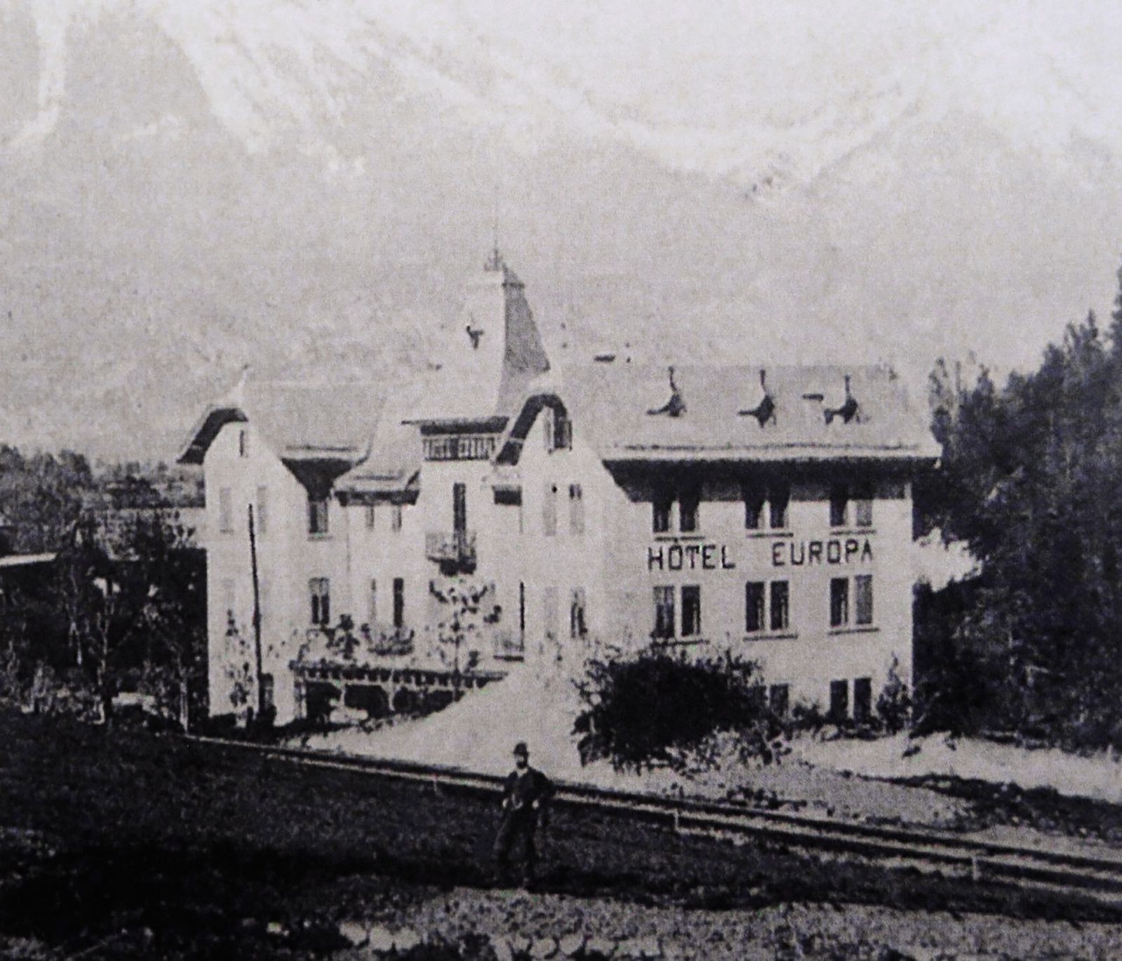 V bližini blejske železniške postaje je bil leta 1905 postavljen hotel Evropa. To je bil čas, ko je bil Bled mondeno evropsko letovišče. Stari hotel so porušili leta 1974.