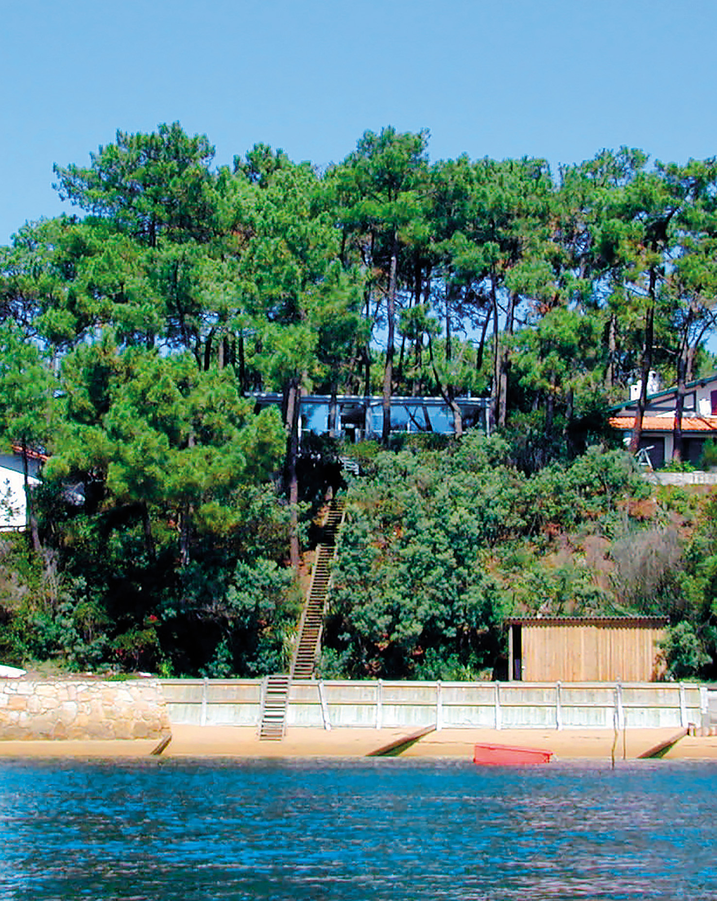 Preprosto, a očarljivo hišo (1998) med pinijami v Lège-Cap-Ferretu na atlantski obali sta načrtovala z vso pozornostjo do okolice in obstoječega rastja.