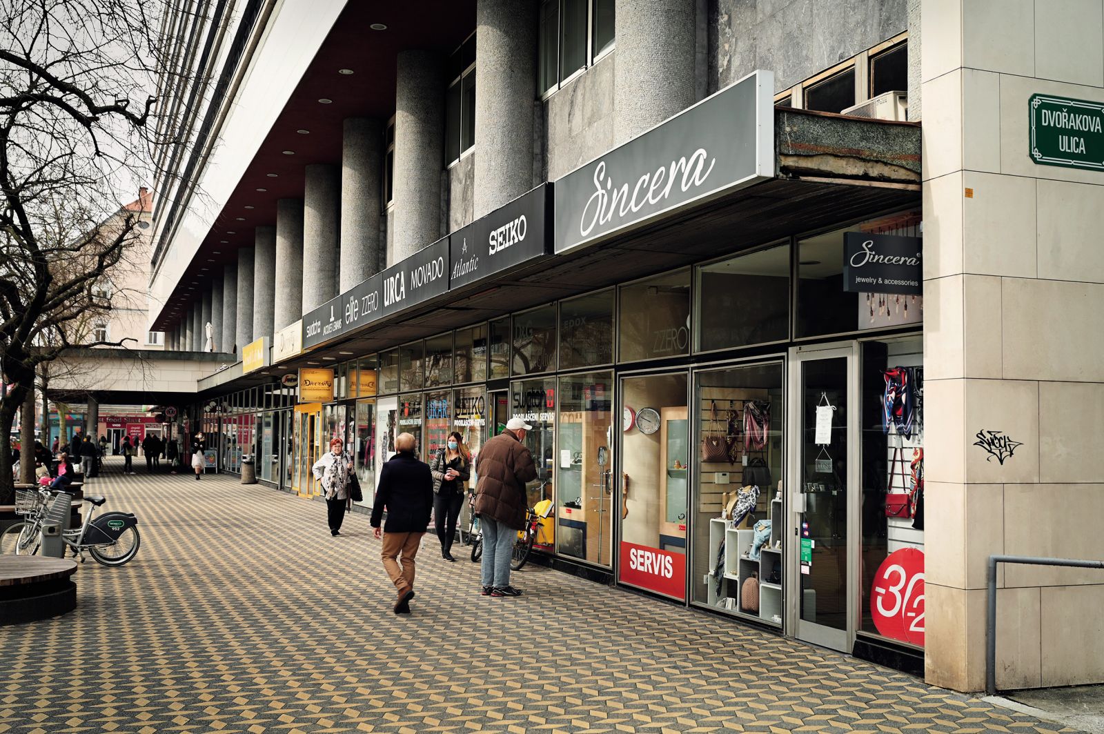 Kozolec: Aktivna pritličja in transparentne izložbe so ključni del živahnega in varnega mestnega javnega prostora in bi morali biti obvezni ob vseh pomembnejših ulicah, ne samo v mestnih središčih.