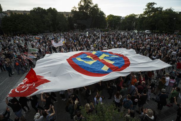 Protifašistični simbol lani julija na protivladnem protestu