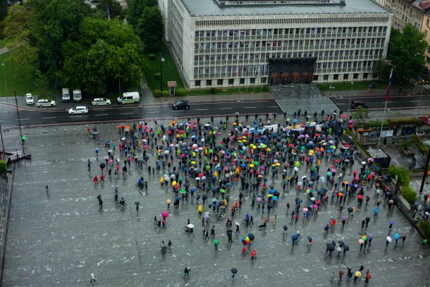 Lanski protest v dežju na Trgu republike