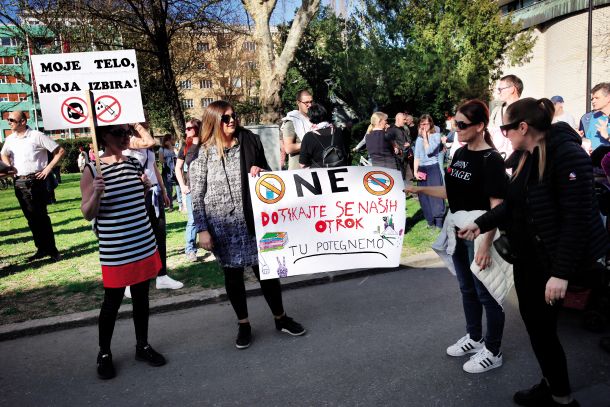 Povsem pričakovano je, da se zaradi napak pri cepilni strategiji in zaradi nekaterih nesmiselnih omejitev krepijo pomisleki, pa tudi združenja, ki zavračajo tudi razumske ukrepe v boju zoper epidemijo. 