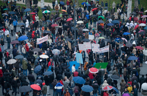 Protest proti drugi Janševi vladi, prav tako v dežju. Ljubljana, 30. november 2012.